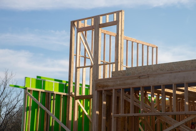 Houten frame structuur woningbouw op een nieuwe ontwikkeling framing van in aanbouw huis