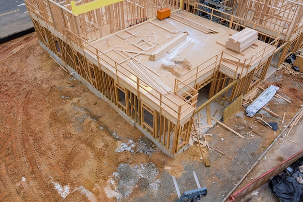 Houten frameconstructie op een nieuwe ontwikkelingsframe van een nieuw huis in aanbouw