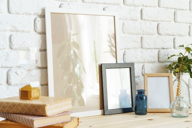 Houten framemodel op tafel met moderne vaas en boeken