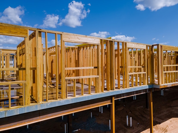 Houten framestructuur bouwen op een nieuwe ontwikkeling van een nieuw huis in aanbouw