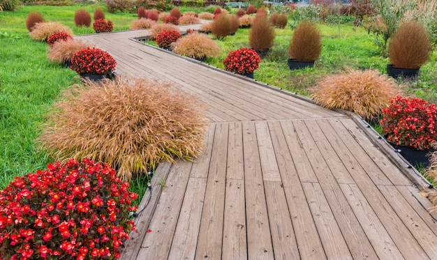 Houten gang in de tuin