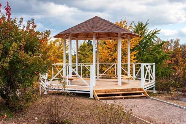 Foto houten gazebo in het herfstpark hoogwaardige foto