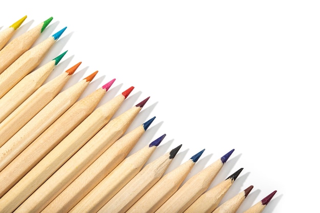 Houten gekleurde potloden geïsoleerd op witte achtergrond