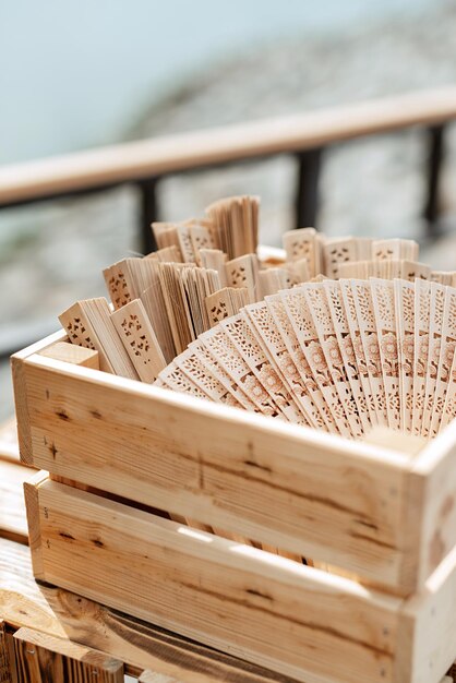 houten gesneden ventilatoren liggen in een open doos