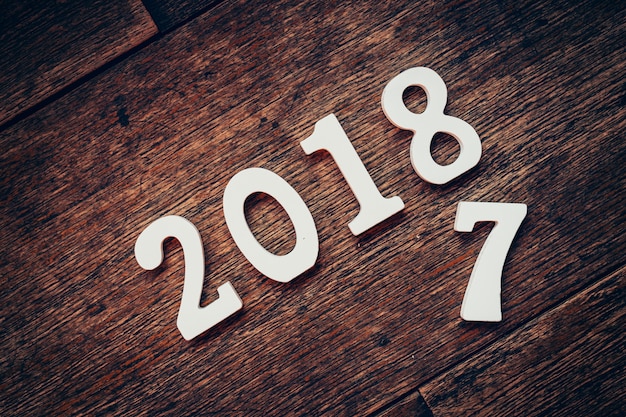 Houten getallen die het nummer 2018 vormen, Voor het nieuwe jaar 2018 op een rustieke houten achtergrond.