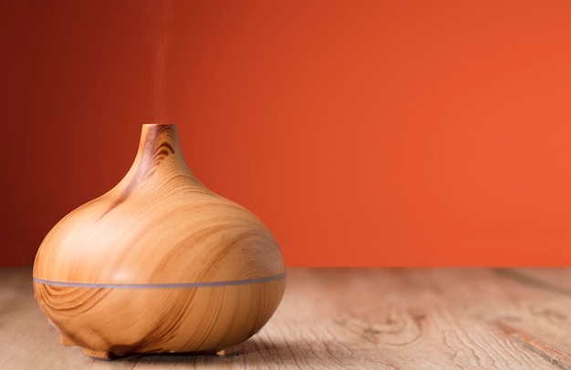 houten geur op rustieke tafel en oranje achtergrond