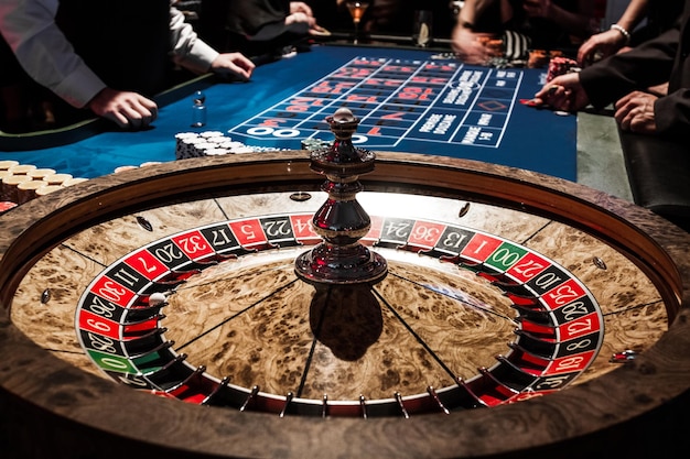 Foto houten glanzende roulette details in een casino en mensen
