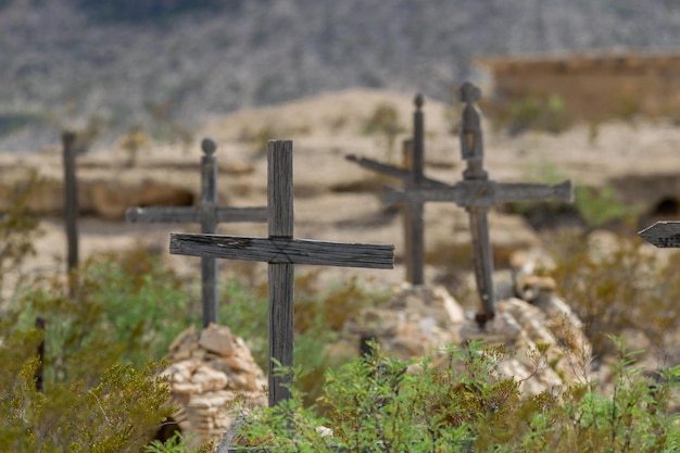 Foto houten graftekens op de begraafplaats van de spookstad.