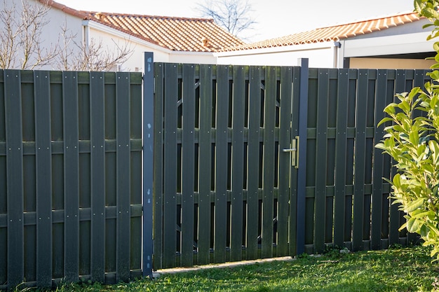 Houten grijze deur houten omheining van de ingang van het huis in onroerend goed in de straatstad