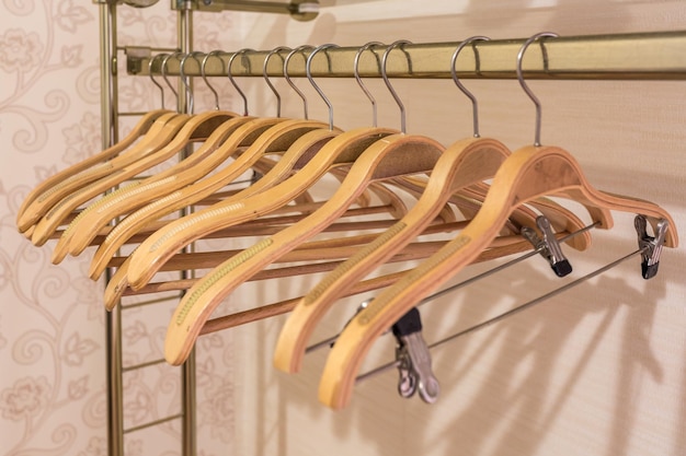 Houten hangers in de kast zonder kleding