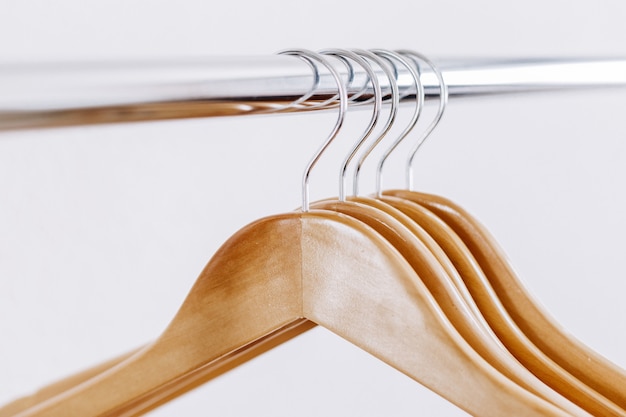 Houten hangers op een metalen staaf