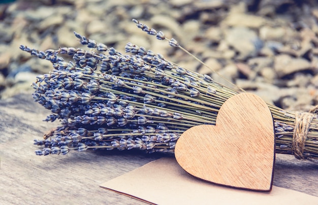 Houten hart en lavendel, romantische compositie