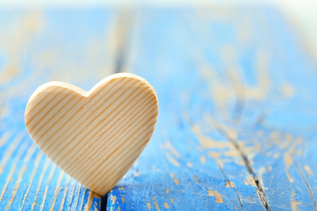 Houten hart op een houten achtergrond kleur