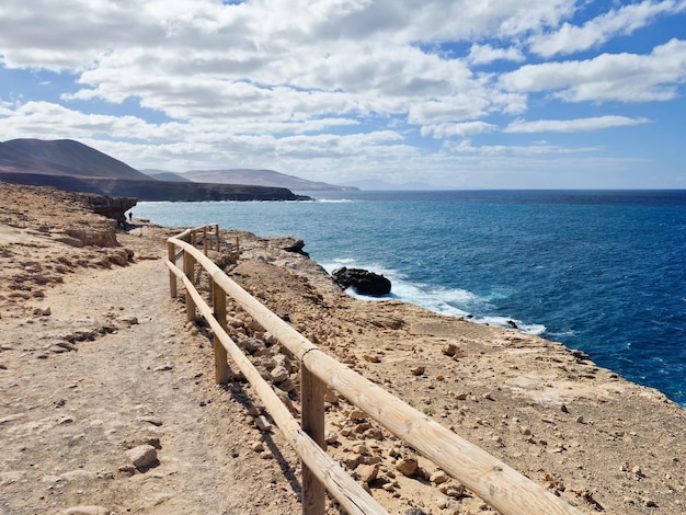 Houten hek aan de kust van Fuerteventura, Canarische Eilanden, Spanje