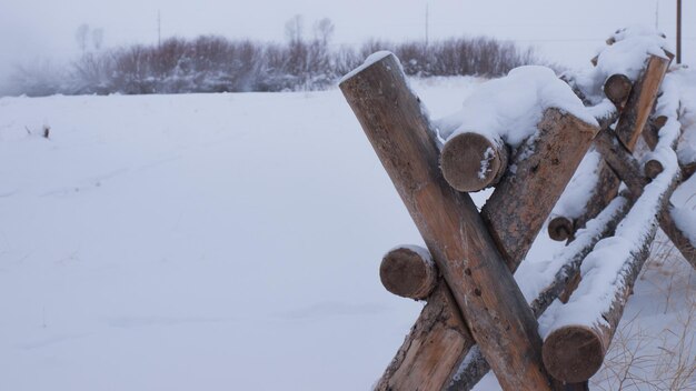 Houten hek bedekt met sneeuw