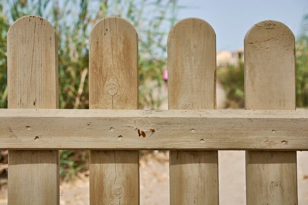 Houten hek in een tuin in de zomer