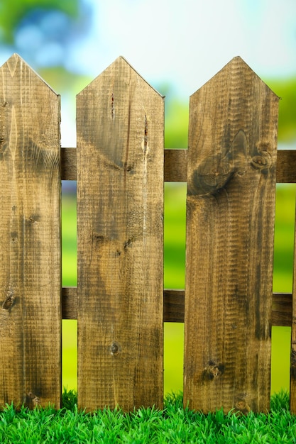 Houten hek met beschermde lak op lichte achtergrond