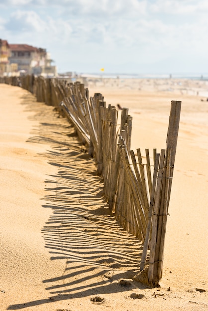 Houten hek op Atlantische strand in Frankrijk