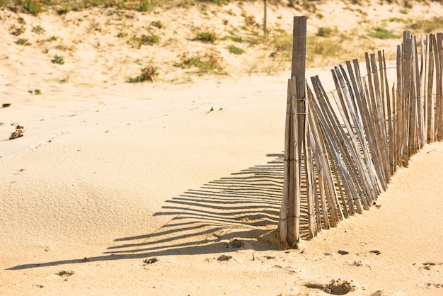 Houten hek op Atlantische strand in Frankrijk