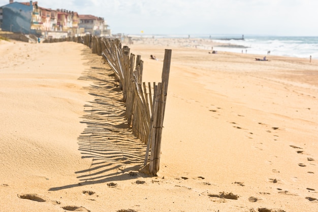 Houten hek op Atlantische strand in Frankrijk