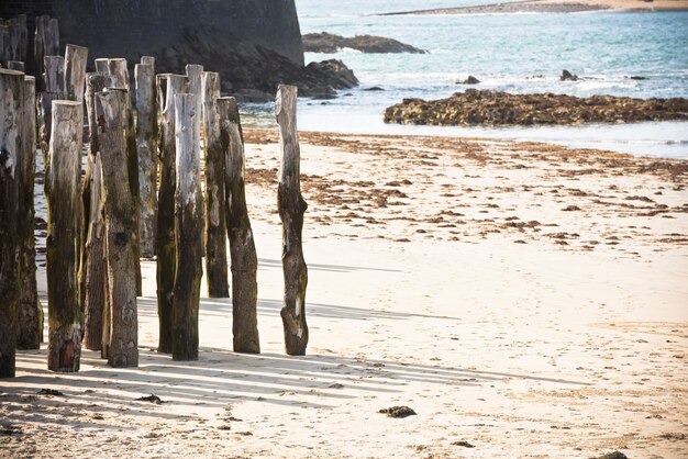 Houten hek op een Atlantisch strand in Frankrijk