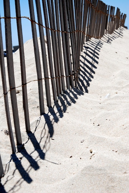 Foto houten hek op het strand