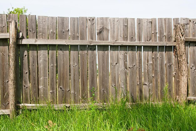 Foto houten hek op het veld tegen de lucht