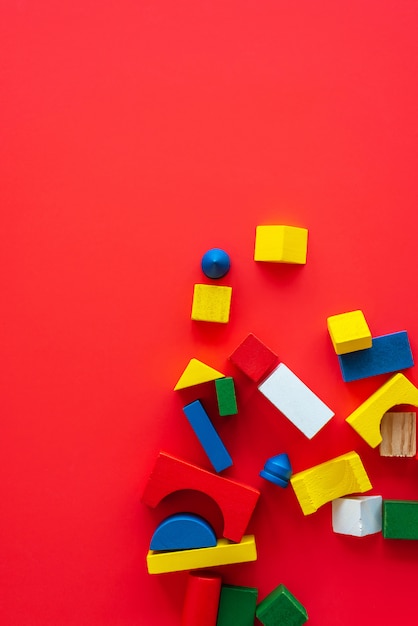 Foto houten heldere geometrische vormen, veelkleurig educatief speelgoed voor kinderen