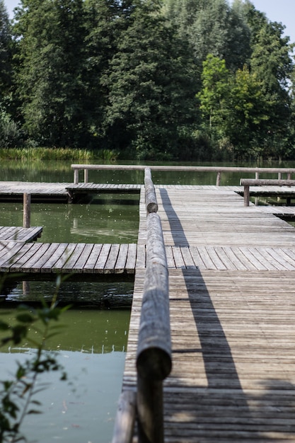 Houten hendel trekt aan staalkabel om de veerboot met de hand over de rivier te verplaatsen.