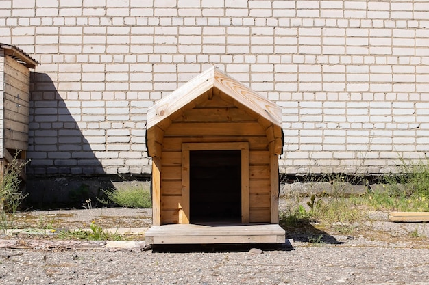 Houten hokje voor een hond in de tuin