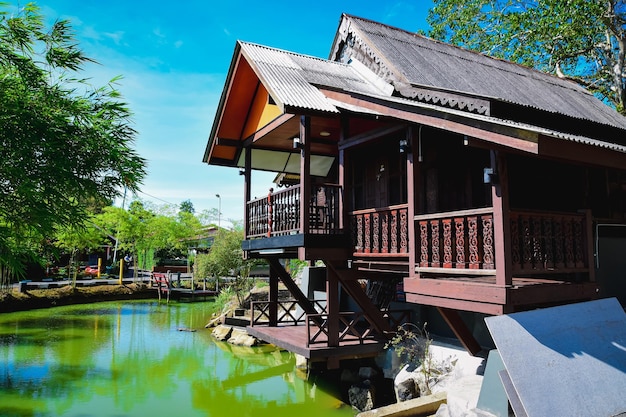 Houten homestay in de avond bij Perlis Malaysia Premium Foto