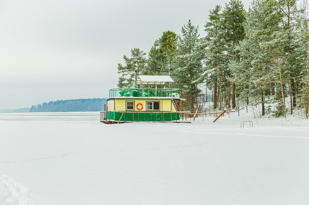 Foto houten huis aan de oever van een bosmeer