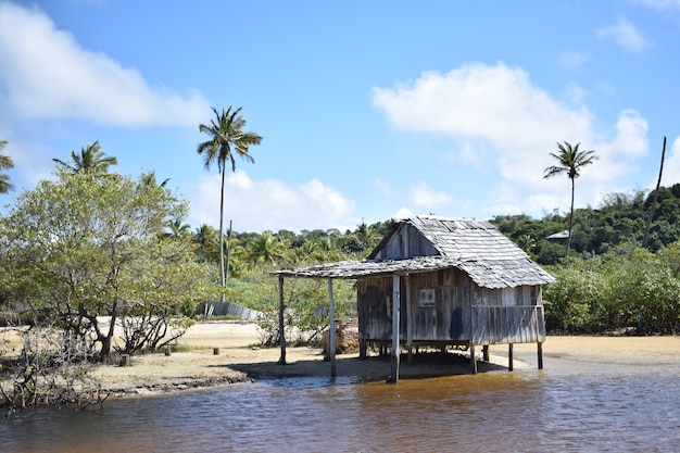 Houten huis aan de rand van de rivier