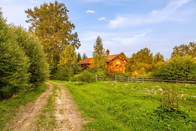 Foto houten huis een voorbeeld van oude russische architectuur svyatogorovo rusland