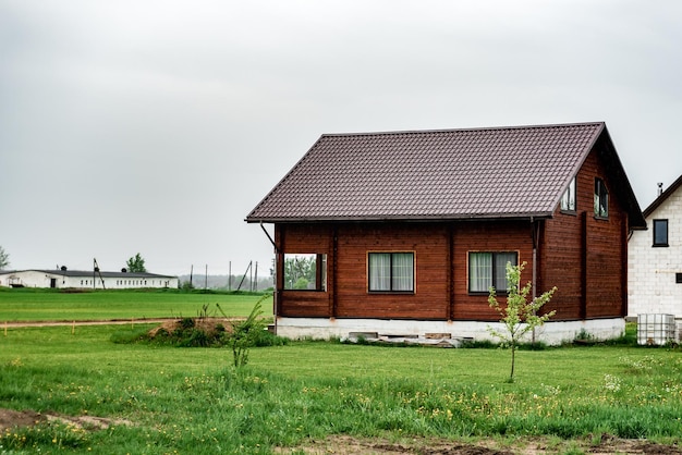 Houten huis in een huisje dorp.