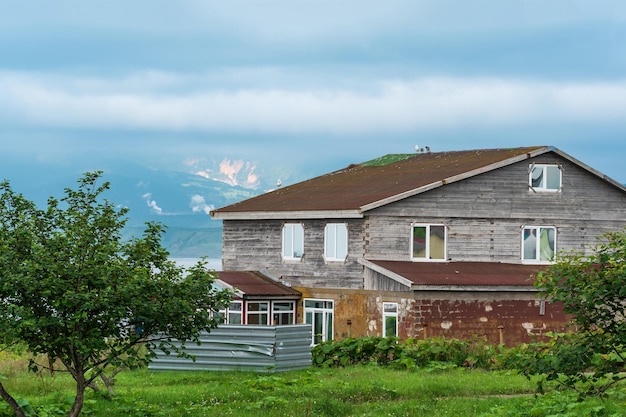 Houten huis in een vissersdorp aan de oever van de zeebaai meeuwen nestelen op het dak