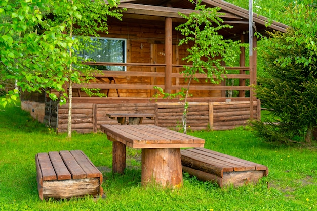 Houten huis in het bos. Individuele bouw van huisjes.