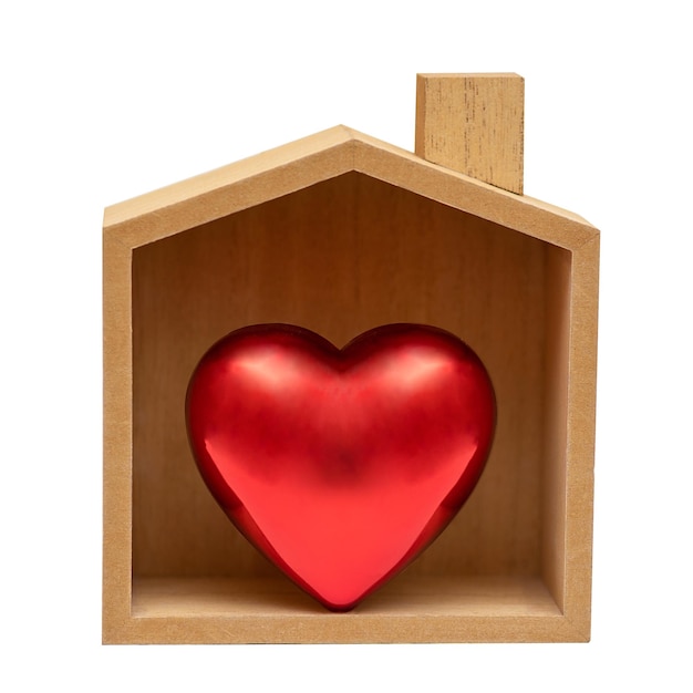 Houten huis met rood hart. Gelukkig leven en thuisconcept.