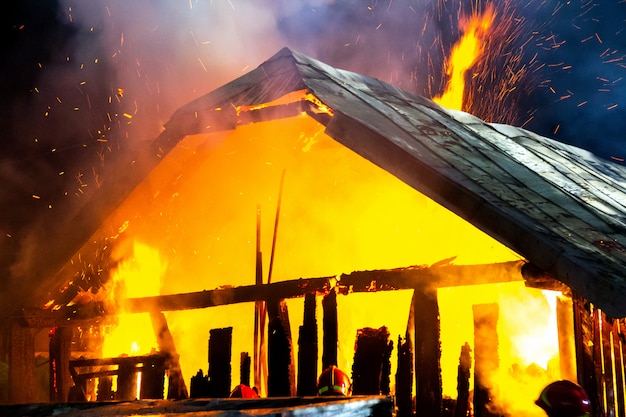 Houten huis of schuur branden in brand 's nachts