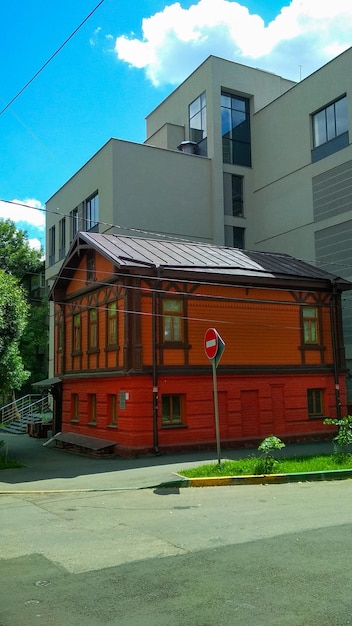 Houten huis op de achtergrond van een modern