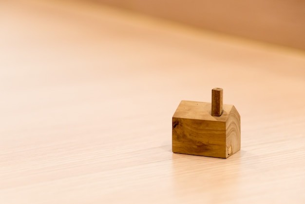 houten huis op de tafel geplaatst.