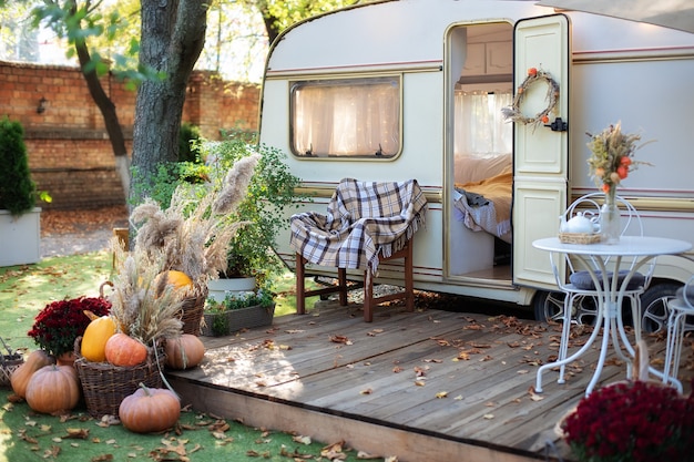 Houten huis veranda met tuinmeubelen