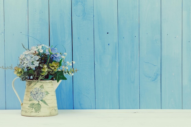 Houten huisdecoratie close-up op blauwe houten achtergrond