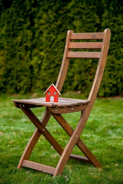 Houten huisje op een stoel in een tuin in het voorjaar