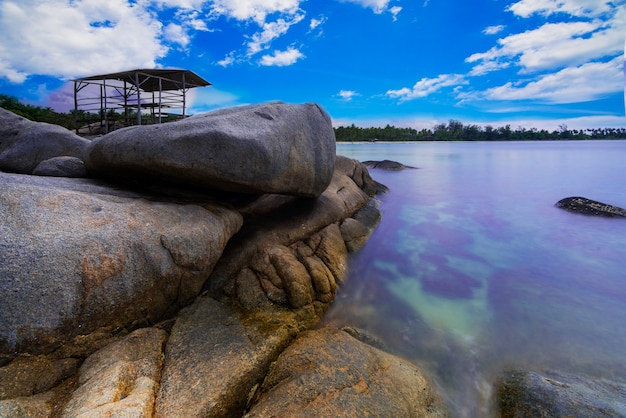 houten huisje op het strand van het eiland Bintan