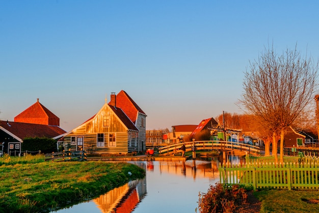 Houten huizen aan de rivier.