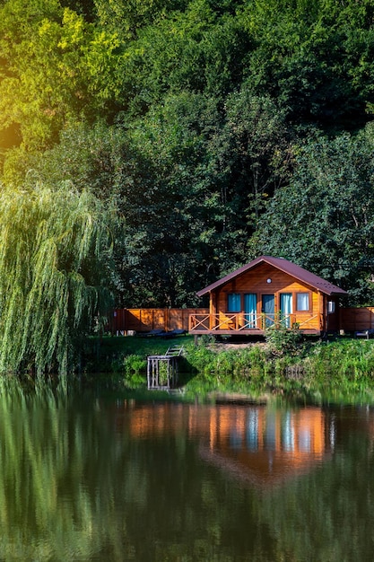 Houten huizen aan het water bij het bos voor openluchtrecreatie Een plek om te vissen en te jagen