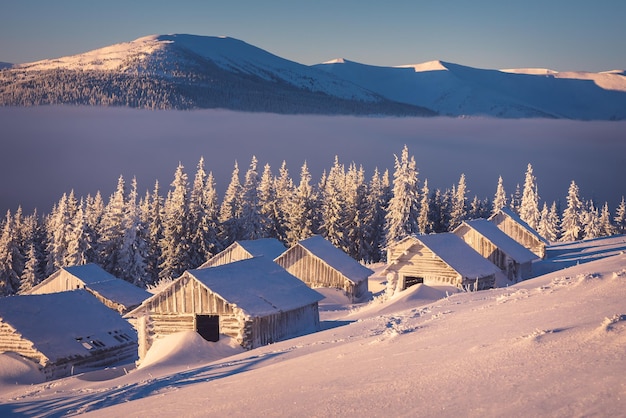 Houten huizen in de bergen in de winter