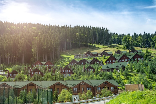 Houten huizen in het skigebied bukovel oekraïne