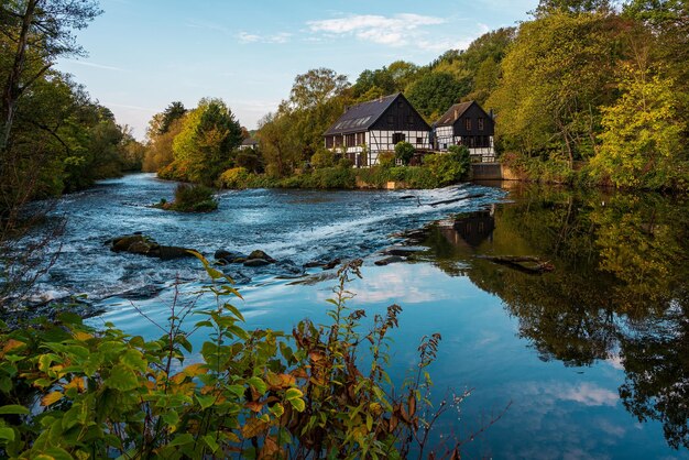 Foto houten huizen op de oever van de rivier uitkijkpunt wipperkotten